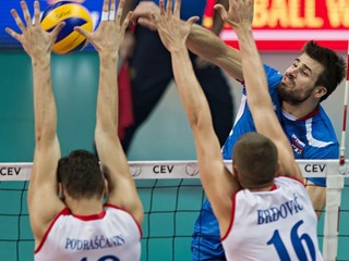Náš Peter Michalovič zakončuje cez dvojicu srbských volejbalistov Podraščanin a Brdjovič.