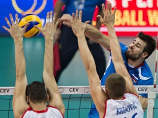 Slovenský reprezentant Peter Michalovič (vpravo) smečuje počas zápasu proti Srbsku.