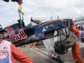 Traťoví maršali odstraňujú zničený monopost Carlosa Sainza.