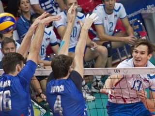 Štefan Chrtiansky (vpravo) smečuje cez ruských hráčov Artema Volviča a Jegora Kľuku.