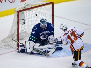 Johny Gaudreau z Calgary práve prekonáva gólmana Vancouveru Ryana Millera. V súboji dvoch kanadských tímov sa z výhry v redĺžení tešili hostia z Calgary.