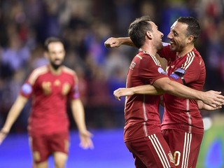 Santi Cazorla (vpravo) sa teší s reprezentačným kolegom Pacom Alcacérom. Obaja hráči strelili v poslednom dueli národného tímu proti Luxembursku (4:0) po dva góly.