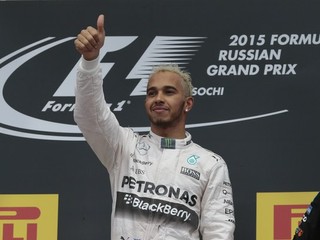 Hamilton vyhral aj v Rusku, tretí titul má na dosah