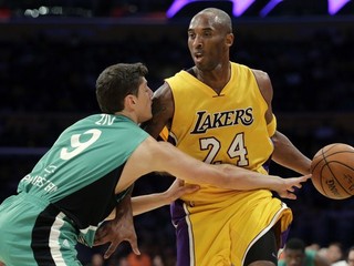 Kobe Bryant (vpravo) sa v súboji proti Maccabi Haifa predviedol v solídnej forme.