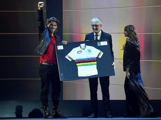 V Abú Zabí ocenili aj Sagana. Na galavečer prišiel v koženej bunde