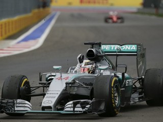 Lewis Hamilton potvrdil v Rusku dominanciu tímu Mercedes.