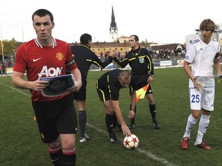 Mladíci z akadémie "červených diablov" chodia na Slovensko na herné sústredenie už niekoľko rokov. Na snímke z roku 2011 vtedajší kapitán United Luke McCullough.