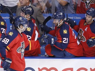 Jaromír Jágr (s číslom 68) aj vo vysokom veku žiari v NHL.