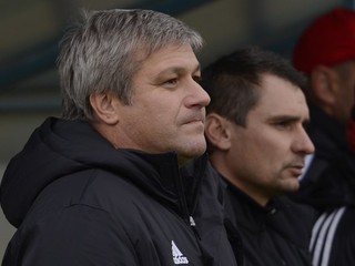 Ivan Hucko (vpravo asistent B. Mráz) svoich zverencov v poslednom zápase nespoznával.