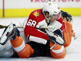 Jágr (č. 68) sa nevyhýba ani tvrdým fyzickým stretom.