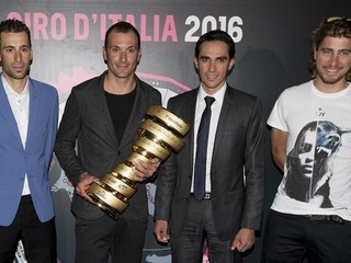 Peter Sagan (vpravo) v spoločnosti ďalších elitných cyklistických kolegov-súperov: Zľava: Nibali, Basso, Contador a Sagan.