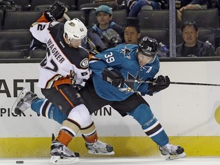 Logan Couture (vpravo) si niekoľko týždňov dres San Jose Sharks neoblečie.