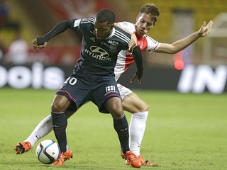 Alexandre Lacazette z Lyonu (vľavo) bojuje o loptu s hráčom Monaka Mariom Pašaličom.