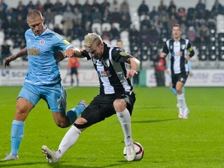 Myjavčania sa síce snažili, no gól nedal ani Peter Sládek (vpravo), ani nikto z jeho spoluhráčov.