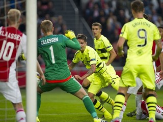 V prvom zápase skupinovej fázy remizovali futbalisti Celticu Glasgw (v svetlých dresoch) v amsterdamskej Arene proti domácemu Ajaxu 2:2.