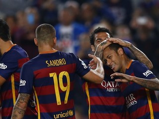 Neymar (vpravo) oslavuje gól so spoluhráčmi.