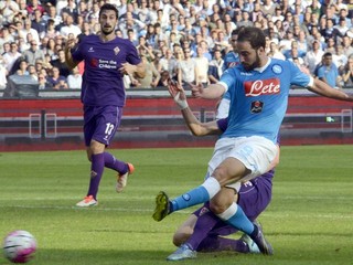 Hráč Neapola Gonzalo Higuaín skóruje do siete Fiorentiny.