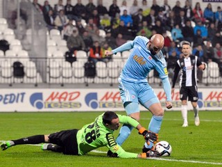 V zápase proti Spartaku Myjava strelil oba góly Slovana Róbert Vittek (v belasom drese).