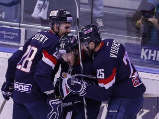 Štvrtý útok Slovana (zľava: Skalický, Lušňák, Viedenský) bol v sobotňajšom zápase KHL s Jugrou (6:0) najlepší.