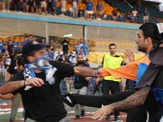 Na Cypre zrušili zápas. Diváci vbehli na plochu a napadli hráčov