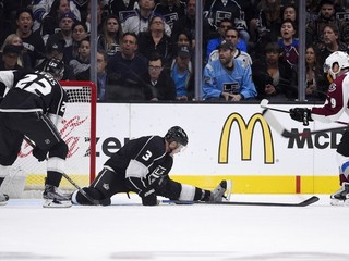 Matt Duchene z Colorada (vpravo) práve vyrovnáva. "Lavíny" sa však dlho z vyrovnávajúceho zásahu netešili, o chvíľu inkasovali rozhodujúci druhý gól z hokejky Toffoliho.