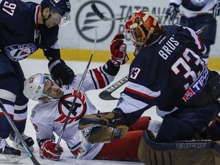 Český legionár vo farbách Jekaterinburgu Petr Koukal (v strede) takto "zaparkoval" v Brustovom bránkovisku.