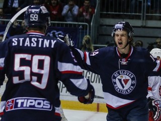 Andrej Šťastný sa teší so Žigom Jegličom z gólu.