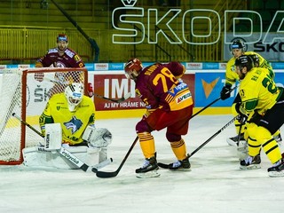Hráč Trenčína Radek Dlouhý (v strede) sa dostáva do šance pred brankárom Žiliny Tomášom Tomekom.