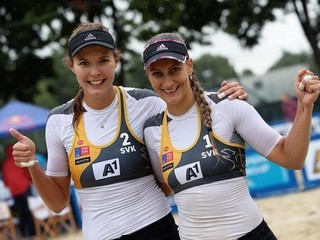 Natália Dubovcová (vľavo) a Dominika Nestarcová veria, že na olympiádu sa prebojujú.