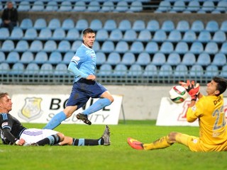 Brankár Slovana Bratislava Dominik Greif (vpravo) zasahuje pri šanci Andreja Ivančíka (v strede) z FC Nitra.