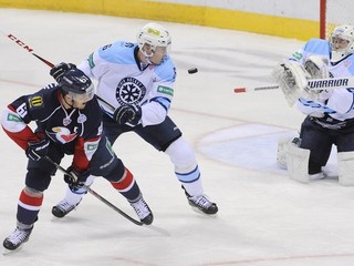 Hokejisti Sibiru Novosibirsk vo vlaňajšom dueli na ľade bratislavského Slovana.