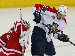 V NHL si Tomáš Kopecký (vpravo) naposledy obliekal dres Floridy Panthers.