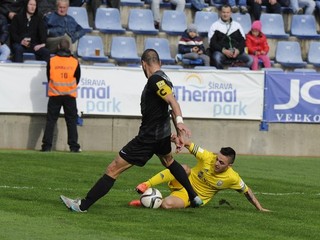 Futbalisti Michaloviec sa odpútali z posledného miesta v tabuľke po víťazstve nad Skalicou. Na snímke bojuje o loptu ich hráč Stanislav Danko (vpravo) s futbalistom Skalice Pavlom Majerníkom.