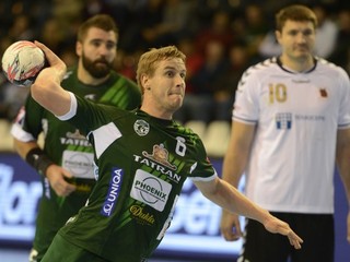 Jakub Hrstka (vľavo) strieľa trestný hod proti Čechovu.