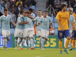 Hráči Celty Vigo (v bledomodrom) sa tešia z gólu v zápase proti Barcelone. Favorita zdolali 4:1.