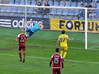 Brankár Podbrezovej Martin Kuciak inkasuje prvý z dvoch gólov.