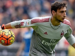 Nikto mladší v Taliansku nechytal. Za AC Miláno nastúpil 16-ročný brankár