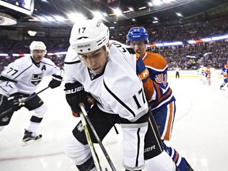 Milan Lucic z Los Angeles bojuje o puk s Ryanom Nugentom-Hopkinsom.
