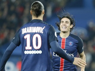 Zlatan Ibrahimovič sa teší z gólu spolu s Edinsonom Cavanim.