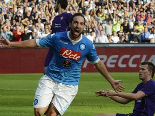 Gonzalo Higuaín sa teší z víťazného gólu.