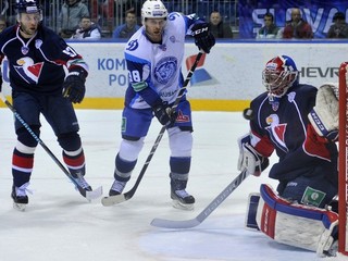 Skúsený Kanaďan Paul Szczechura (v strede) sa proti Slovanu gólovo nepresadil,  no aj napriek tomu poriadne zamestnával obranu hostí.