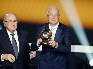 Blatter aj Beckenbauer (vpravo) majú čo vysvetľovať.