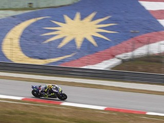Valentino Rossi sa v Malajzii dopustil pretekárskeho incidentu, po ktorom dostal trest štartu z posledného miesta na záverečnom podujatí v Španielsku.