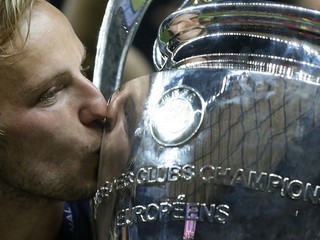 Získať prestížnu trofej za víťazstvo v Lige majstrov je snom každého športovca. Na snímke ju bozkáva hráč FC Barcelona a vlaňajšieho šampióna FC Barcelona Ivan Rakitič.