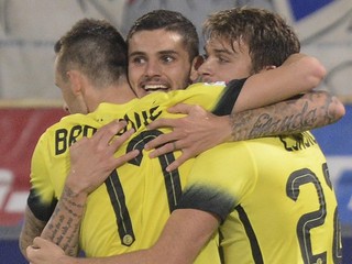 Futbalisti Interu Miláno sa tešia po góle Maura Icardiho (v strede).