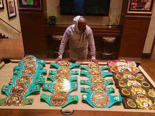 Mayweather ukázal majstrovské opasky. Zbieral ich 19 rokov