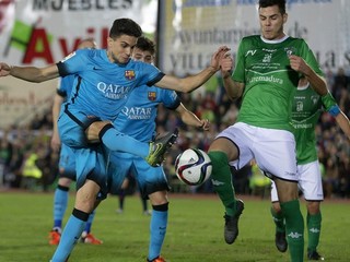 Marc Bartra (vľavo) z Barcelony v súboji s hráčom Villanovense.