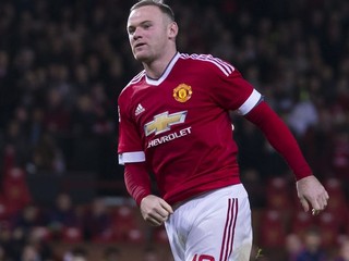 Rooney bol úplne prvým exekútorom. Svoj pokus však namieril len do gólmana hostí.