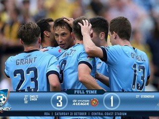 Filip Hološko (otočený tvárou) sa raduje so spoluhráčmi z víťazstva.