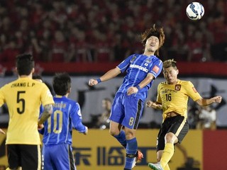Futbalisti Guangžou (žlto-čierna kombinácia) môžu triumfovať aj v ázijskej Lige majstrov.